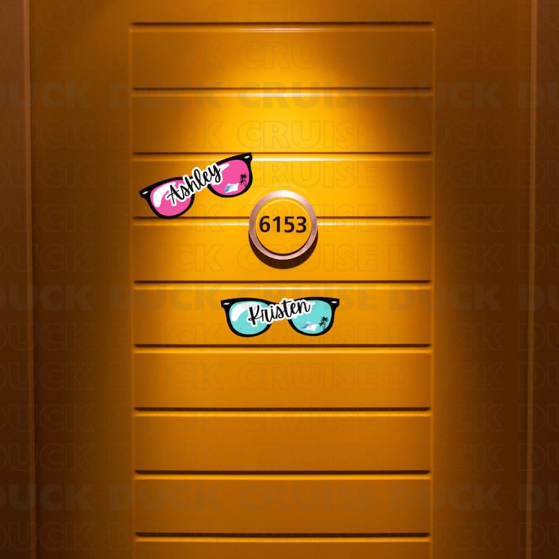 Puede incluir: Una puerta amarilla con un letrero circular de n&uacute;mero de habitaci&oacute;n que indica 6153. Dos pares de gafas de sol est&aacute;n adheridos a la puerta, uno rosa con el nombre Ashley y uno azul claro con el nombre Kristen, ambos con gr&aacute;ficos de palmeras.