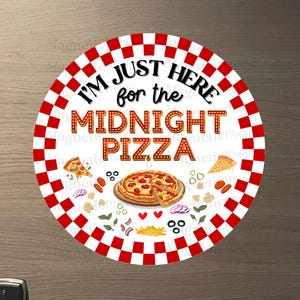 Op de afbeelding: Een ronde bord met een rood-witte geblokte rand en de tekst "I'M JUST HERE for the MIDNIGHT PIZZA". Het bord toont een pizza, pizzapunten en andere pizzabeleg.