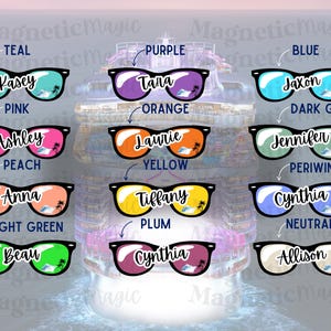 Puede incluir: Una colecci&oacute;n de once pares de gafas de sol con montura negra, cada una con un color de lente &uacute;nico que incluye verde azulado, morado, azul, rosa, naranja, verde oscuro, melocot&oacute;n, amarillo, b&iacute;garo, verde brillante y ciruela, con nombres impresos.