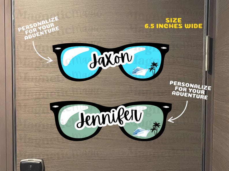 Puede incluir: Dos pegatinas de gafas de sol con montura negra, de 16,51 cm de ancho, con lentes azules y verdes que reflejan un crucero y palmeras. Los nombres Jaxon y Jennifer est&aacute;n impresos en letra cursiva blanca en el centro de cada par.