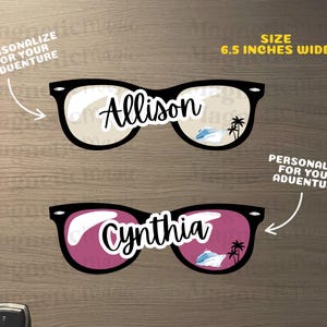 Puede incluir: Dos imanes de gafas de sol con montura negra, 16,51 cm de ancho, con los nombres Allison y Cynthia en letra blanca. Cada lente muestra un crucero y una palmera. Texto: PERSONALIZE FOR YOUR ADVENTURE. SIZE 6.5 INCHES WIDE.