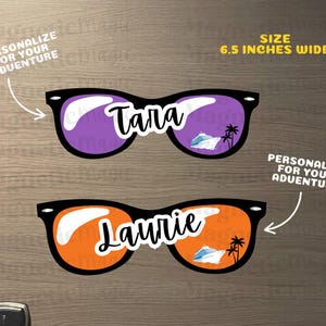 Puede incluir: Dos imanes con forma de gafas de sol de 16,5 cm de ancho con monturas negras. El im&aacute;n superior tiene lentes moradas con el nombre Tara y un gr&aacute;fico de crucero y palmera. El im&aacute;n inferior tiene lentes naranjas con el nombre Laurie y un crucero.
