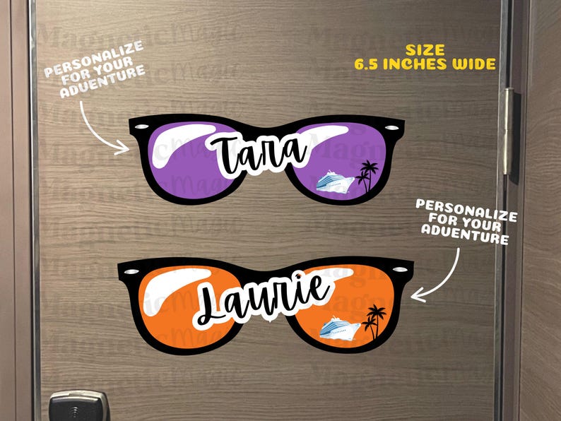 Puede incluir: Dos imanes con forma de gafas de sol de 16,5 cm de ancho con monturas negras. El im&aacute;n superior tiene lentes moradas con el nombre Tara y un gr&aacute;fico de crucero y palmera. El im&aacute;n inferior tiene lentes naranjas con el nombre Laurie y un crucero.