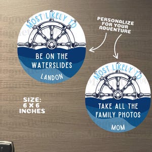 以下が含まれることがあります： 船の舵のデザインが施された、2つの丸い航海をテーマにしたマグネット。1つは「Most Likely To Be On The Waterslides」と「Landon」の名前、もう1つは「Most Likely To Take All The Family Photos」と「Mom」と書かれています。各マグネットは15.24 x 15.24 cmです。