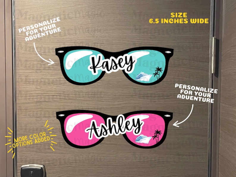 Puede incluir: Dos imanes con forma de gafas de sol, 16,5 cm de ancho, con monturas negras. El im&aacute;n superior tiene lentes turquesas con el nombre Kasey y un gr&aacute;fico de crucero. El im&aacute;n inferior tiene lentes rosas con el nombre Ashley y un gr&aacute;fico de crucero.
