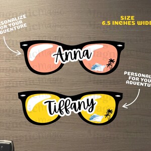 Puede incluir: Dos imanes con forma de gafas de sol, 16,51 cm de ancho, con monturas negras. El par superior tiene lentes color melocot&oacute;n con el nombre Anna, un crucero y palmeras. El par inferior tiene lentes amarillas con el nombre Tiffany, un crucero y palmeras.