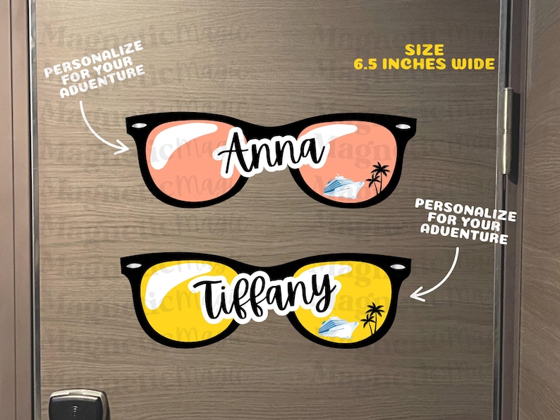 Puede incluir: Dos imanes con forma de gafas de sol, 16,51 cm de ancho, con monturas negras. El par superior tiene lentes color melocot&oacute;n con el nombre Anna, un crucero y palmeras. El par inferior tiene lentes amarillas con el nombre Tiffany, un crucero y palmeras.