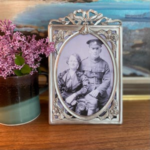 Marco de fotos pequeño de peltre plateado, adornado con flores de trompeta, ovalado, estilo gaviota vintage de peltre, foto de 5 x 7, estilo estantería