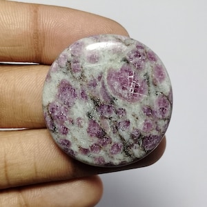 Cabochon en cristal de rubis, magnifique rubis en vrac, semi-précieuse, pierre précieuse en cristal de rubis naturel pour la fabrication de bijoux et la guérison. 97 carats. 34X34MM