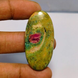 Cabochon rubis fuchsite de qualité supérieure, rubis fuchsite en vrac, pierre précieuse naturelle semi-précieuse pour la fabrication de bijoux et la guérison. 57 carats. 46 x 23 mm