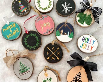 Adorno navideño de madera pintado a mano / Decoración rústica navideña / Decoración navideña de granja / Etiquetas para calcetines