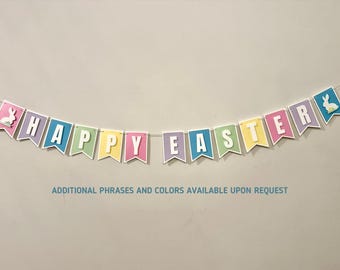 Pode incluir: Uma faixa de cores pastel com as palavras "Happy Easter" em letras brancas. Cada letra está em uma bandeira separada com uma ilustração de um coelho nas bandeiras primeira e última.