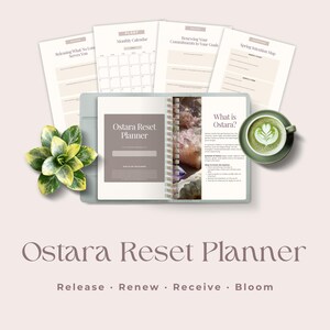 Puede incluir: Un planificador Ostara Reset abierto con encuadernación en espiral, rodeado de hojas sueltas y una taza de matcha. La portada del planificador es de color gris claro, con el título "Ostara Reset Planner" en una fuente marrón oscuro suave. Las palabras "Release, Renew, Receive, Bloom" están debajo.