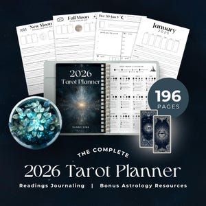 Puede incluir: Un planificador de tarot 2026 con un diseño cósmico, encuadernación en espiral y el texto "2026 Tarot Planner". La imagen incluye cartas del tarot, páginas de fases lunares y un gráfico de "196 Pages". El texto adicional dice "Readings Journaling | Bonus Astrology Resources."