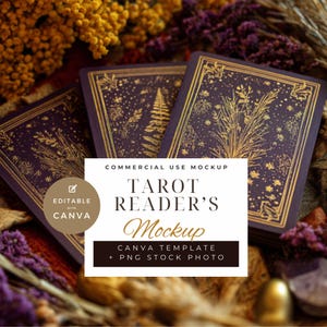 Może przedstawiać: Makieta kart tarota z ciemnofioletowym tłem i złotymi wzorami kwiatowymi. Karty otoczone są suszonymi kwiatami, a tekst "TAROT READER'S Mockup" wyświetlany jest na białym tle. Obraz jest oznaczony jako "Editable with Canva".