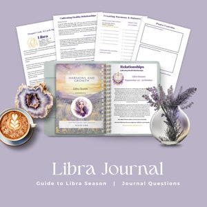 Pode incluir: Um diário com uma capa roxa e branca que apresenta um símbolo do zodíaco de Libra e o texto "Harmonia e crescimento: Manual da temporada de Libra". O diário está aberto em uma página com texto sobre a temporada de Libra e os relacionamentos. A imagem também inclui uma xícara de café, um cristal e um vaso com flores de lavanda.