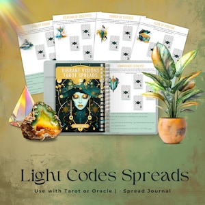 Può includere: Un diario verde e oro con il titolo "Vibrant Visions Tarot Spreads" sulla copertina. Il diario è aperto a una pagina con un layout di stesura di tarocchi intitolato "Confidence Catalyst". Il diario è circondato da altri layout di stesura di tarocchi con titoli come "Fountain of Creativity", "Ladder of Success", "Vitality Vision" e "Flow of Fortune".