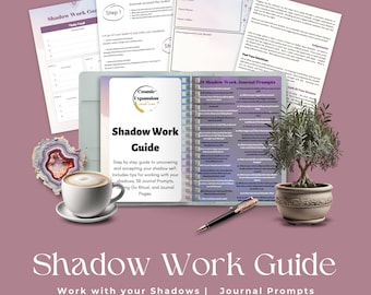 Pode incluir: Um guia de cor roxa e branca intitulado "Shadow Work Guide" com o subtítulo "Trabalhe com suas sombras | Prompts de diário". O guia está aberto para revelar páginas com prompts de diário e dicas para o trabalho com as sombras. O guia é cercado por uma xícara de café, uma caneta e uma planta em vaso.