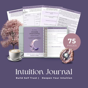 Puede incluir: Un diario de color turquesa y blanco con un diseño de luna y flores en la portada. El diario se titula "The 28 Day Inner Insights Intuition Journal" y tiene una encuadernación en espiral dorada. El diario está abierto en una página con el texto "Inner Insights Intuition Journal" y una sección para afirmaciones. El diario está rodeado de una flor rosa, una taza de café y un cristal morado.