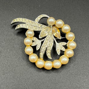 Vintage Mid-Century Kunstperle & Strass Kranz Brosche
