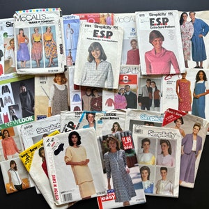 Pode incluir: Uma coleção de padrões de costura vintage para roupas, com vários designs e estilos. Os padrões são de diferentes marcas, incluindo Simplicity, McCall's e Butterick. Alguns dos padrões incluem instruções para fazer vestidos, camisas, calças e saias.