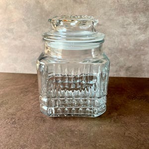 vintage bocal d&#39;apothicaire en verre transparent Koeze ~ 6,5 x 4,5 po. Récipient de rangement avec couvercle scellé