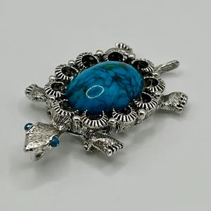 Vintage Gerry&#39;s Turtle Brooch / Pendant ~ Silver Tone w/ Faux Turquoise Cabochon
