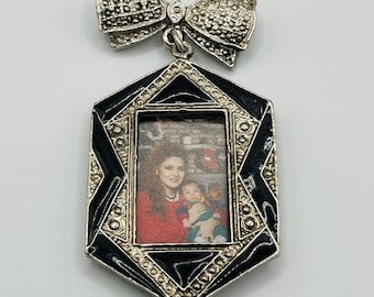 Broche Porte-photo Ancienne 1900 En Métal Argenté - Motif Fleurs Et Cœur