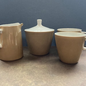 Set vintage Mikasa Elite Sandalwood composto da due tazze, una lattiera e una zuccheriera con coperchio