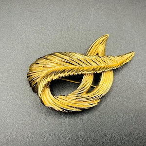 Vintage Monet Gold Tone Swirl Brooch ~ Textured Feather Loop Design