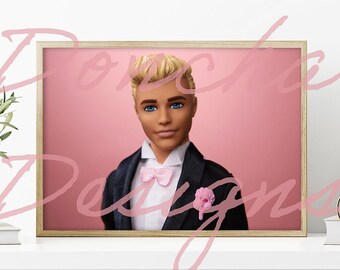 Foto de muñeca de plástico rubia masculina con traje y corbata sobre fondo rosa, horizontal. Arte de pared imprimible, Descarga de impresión de arte