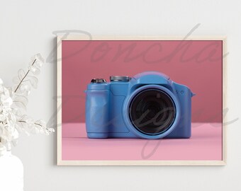 Cámara de película de juguete azul sobre fondo rosa arte de pared imprimible, barbiecore, descarga digital de impresión de arte