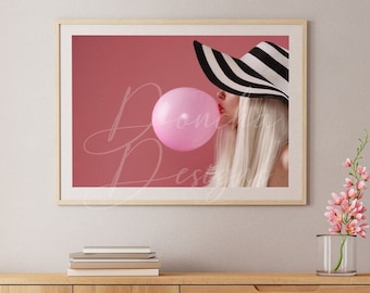 Mujer con sombrero blanco y negro soplando chicle rosa foto imprimible arte de pared, Barbiecore, descarga de impresión de arte, horizontal