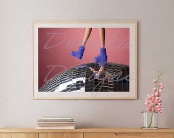 Pies de muñecas caminando sobre una bola de discoteca con botas moradas Arte de pared imprimible, Barbiecore, Descarga de impresión de arte