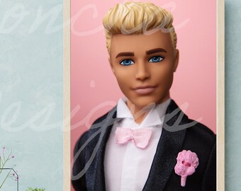 Foto de muñeca de plástico rubia masculina con traje y corbata sobre fondo rosa, vertical. Arte de pared imprimible, Descarga de impresión de arte