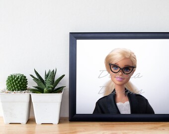 Doll Wearing Suit Business Photo Professional Head and Shoulder Arte de pared imprimible, Barbiecore, Descarga de impresión de arte, arte de casa de muñecas