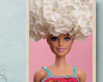 Muñeca con corona de flores Arte de pared imprimible, Barbiecore, Impresión de arte, Floral