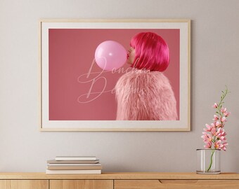Mujer con cabello rosa soplando chicle rosa foto imprimible arte de pared, Barbiecore, descarga de impresión de arte, horizontal