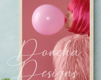 Mujer con cabello rosa soplando chicle rosa foto imprimible arte de pared, Barbiecore, descarga de impresión de arte, vertical