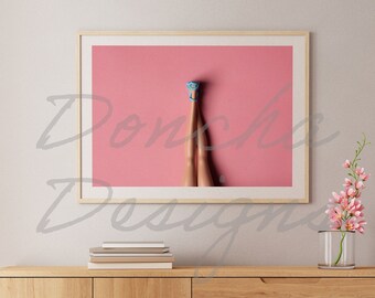 Piernas de muñeca con zapatos azules sobre fondo rosa, arte de pared imprimible, Barbiecore, descarga de impresión de arte