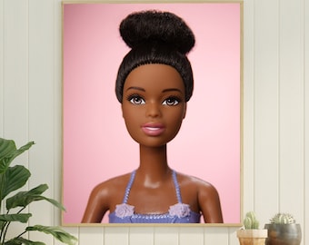 Arte de pared imprimible de foto de retrato de muñeca afroamericana, Barbiecore, descarga de impresión de arte