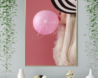 Mujer con sombrero blanco y negro que sopla arte de pared imprimible de foto de chicle rosa, Barbiecore, descarga de impresión de arte, vertical