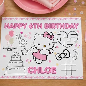 Può includere: Una tovaglietta rettangolare in carta bianca con una grafica rosa di Hello Kitty, il testo HAPPY 6TH BIRTHDAY e CHLOE, un disegno di una torta a tre piani con il testo DECORATE THE CAKE, un labirinto a cuore, un tris e dei palloncini.