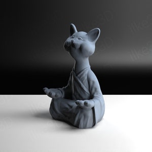 Op de afbeelding: Een grijs keramiek beeldje van een kat die in meditatieve houding zit met zijn ogen dicht. De kat draagt een gewaad en heeft een serene uitdrukking op zijn gezicht.