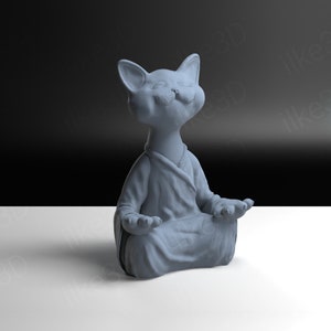 Op de afbeelding: Een grijs keramiek kattenbeeldje dat in meditatieve houding zit met zijn ogen gesloten en een serene uitdrukking. De kat draagt een gewaad.