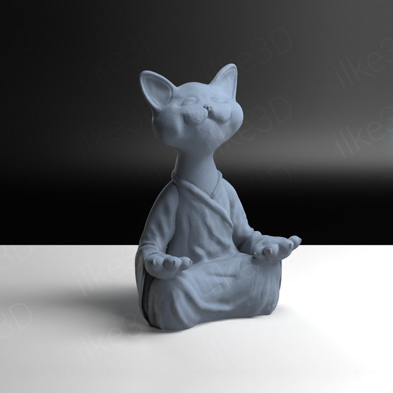 Op de afbeelding: Een grijs keramiek kattenbeeldje dat in meditatieve houding zit met zijn ogen gesloten en een serene uitdrukking. De kat draagt een gewaad.