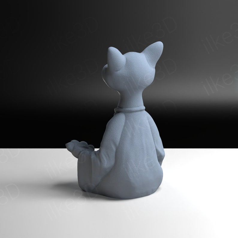 Op de afbeelding: Een grijs keramiek beeldje van een kat die in meditatieve houding zit met zijn ogen dicht. De kat draagt een halsband en heeft een getextureerd oppervlak.
