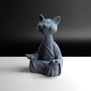 Op de afbeelding: Een grijs keramiek kattenbeeldje dat in meditatieve houding zit met zijn ogen dicht. De kat draagt een gewaad en heeft een serene uitdrukking op zijn gezicht.