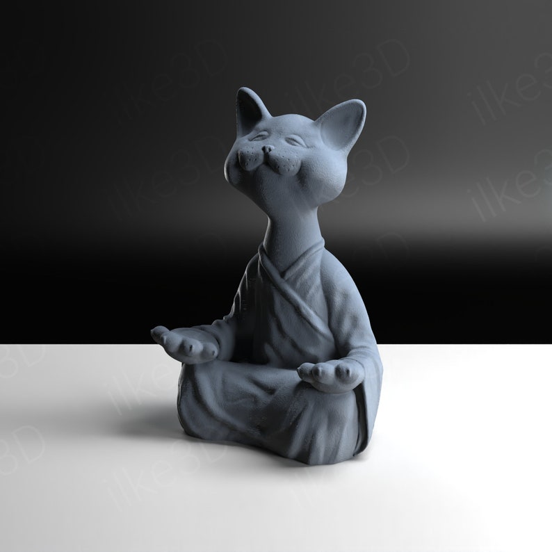 Op de afbeelding: Een grijs keramiek kattenbeeldje dat in meditatieve houding zit met zijn ogen dicht. De kat draagt een gewaad en heeft een serene uitdrukking op zijn gezicht.