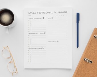 Puede incluir: Una agenda diaria blanca con un encabezado negro que dice "DAILY PERSONAL PLANNER". La agenda tiene secciones para tareas y eventos de la mañana, la tarde y la noche, así como una sección para notas y una sección para tareas que se deben completar mañana.